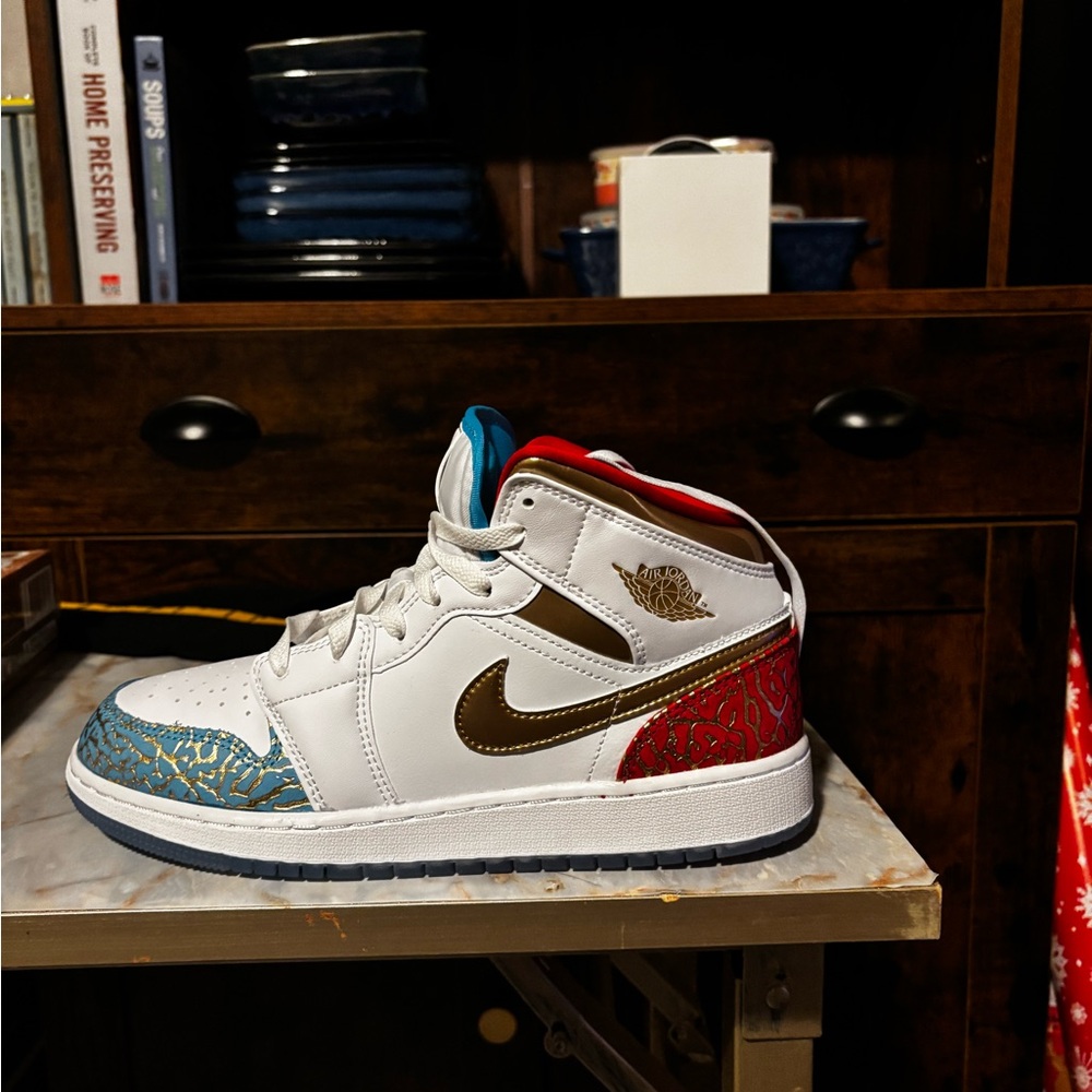 The product is a men's size 7 Air Jordan 1
 style code FB2212 100.